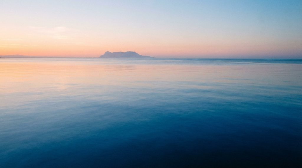 Vue panoramique de la Méditerranée montrant des vagues légères et le détroit de Gibraltar