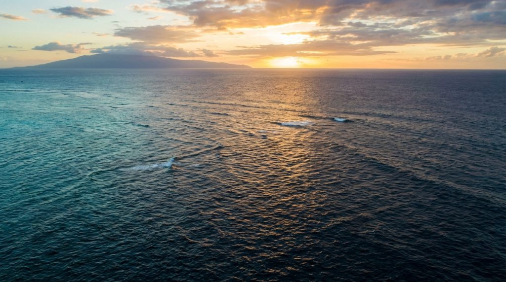 Vue aérienne du vaste océan Pacifique, le plus grand océan du monde, illustrant sa superficie impressionnante.